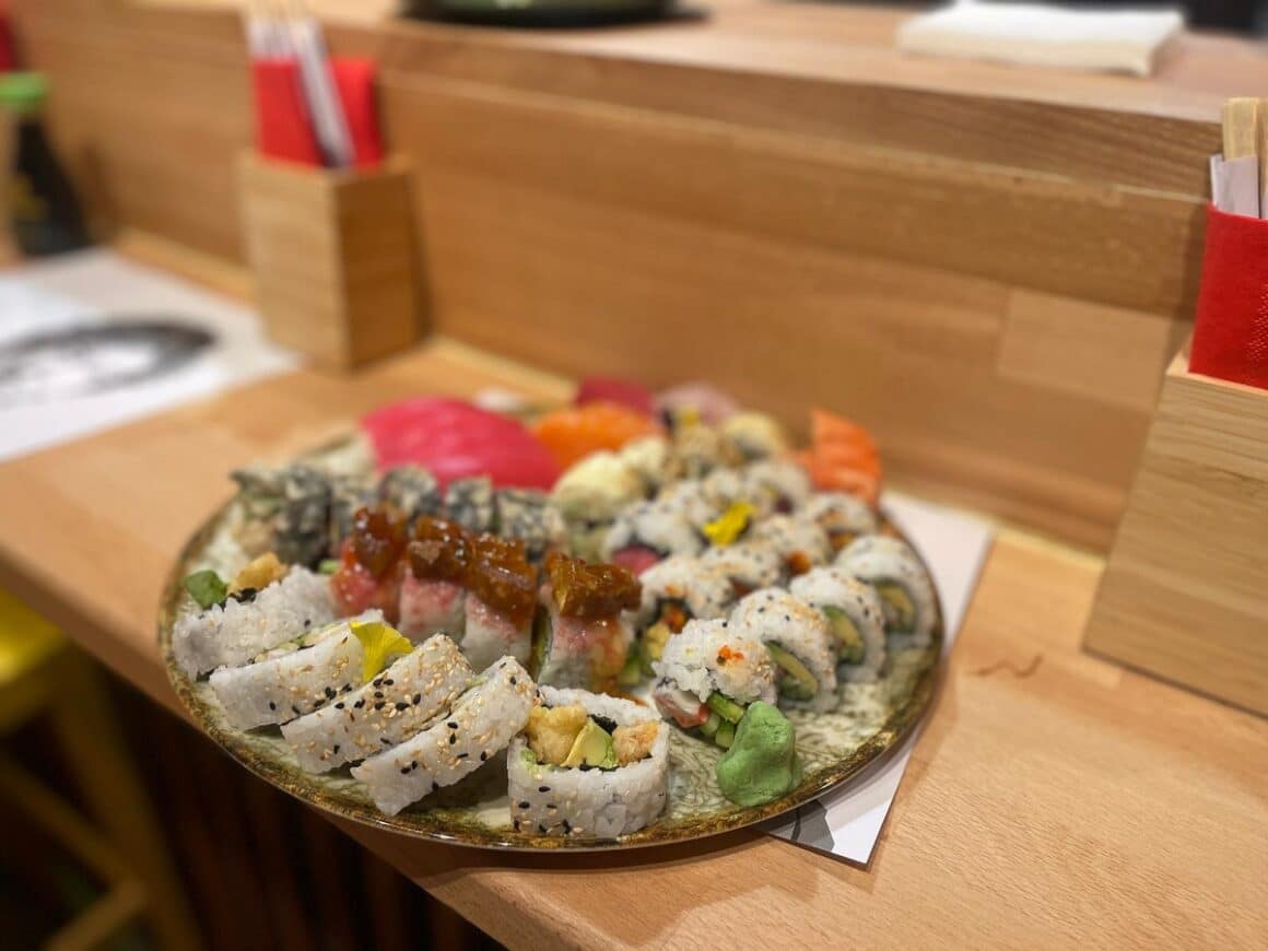 platou cu diferite rulouri de sushi de la Kanpai