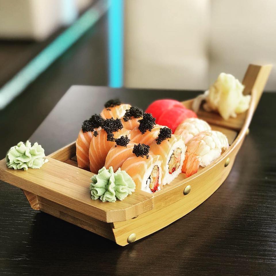 barcuta din lemn cu rulouri de sushi de la Sushi Terra, restaurante București