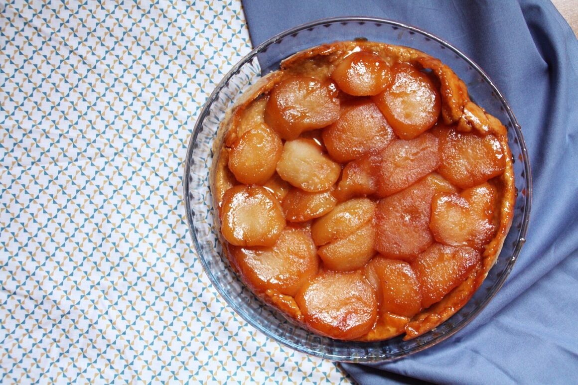 Tarta Tatin, placinta cu mere rasturnata, in forma rotunda, fotografiata de sus - prajitura frantuzeasca. Preparate din jurul lumii - Franta