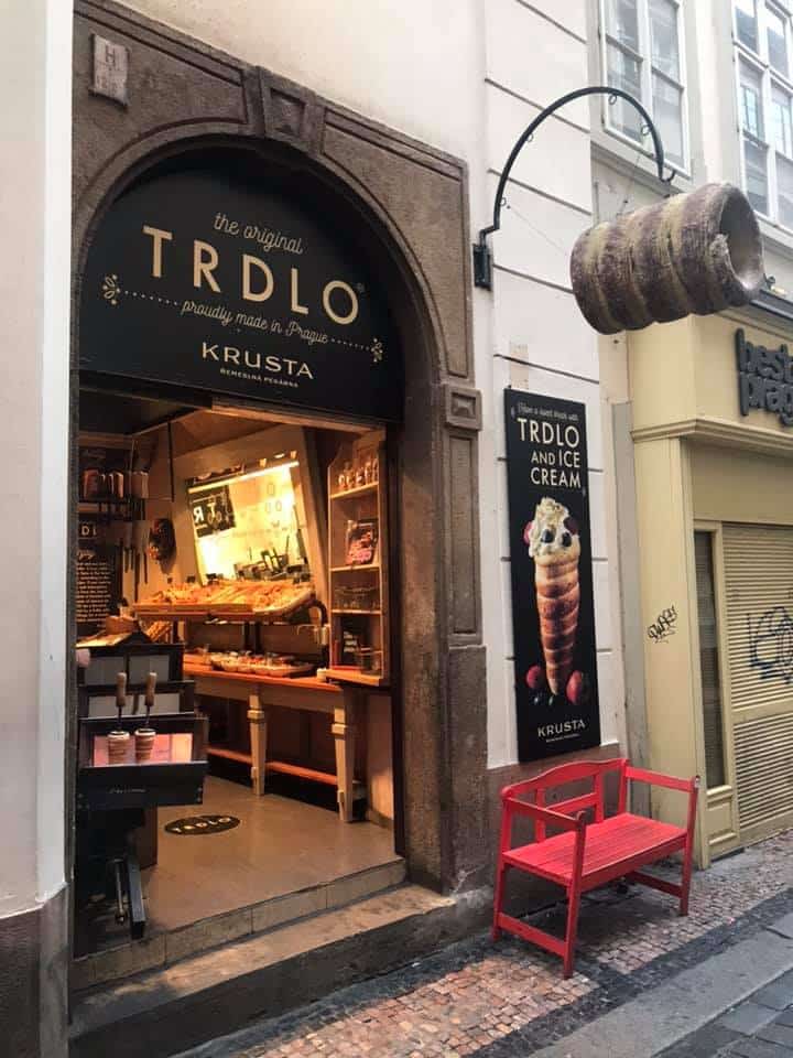 intrarea in magazinul Tradlo din Praga unde se vinde kurtos kolacs