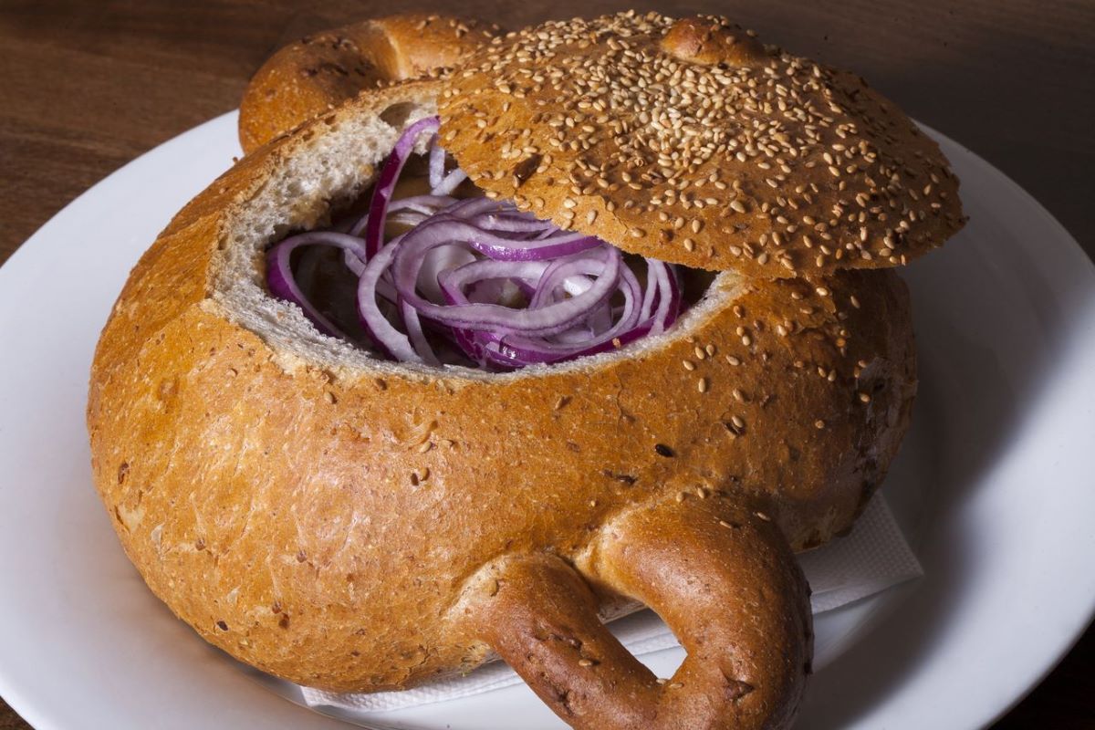 o portie de gulas in paine cu ceapa de la restaurantul V CIpu din Praga