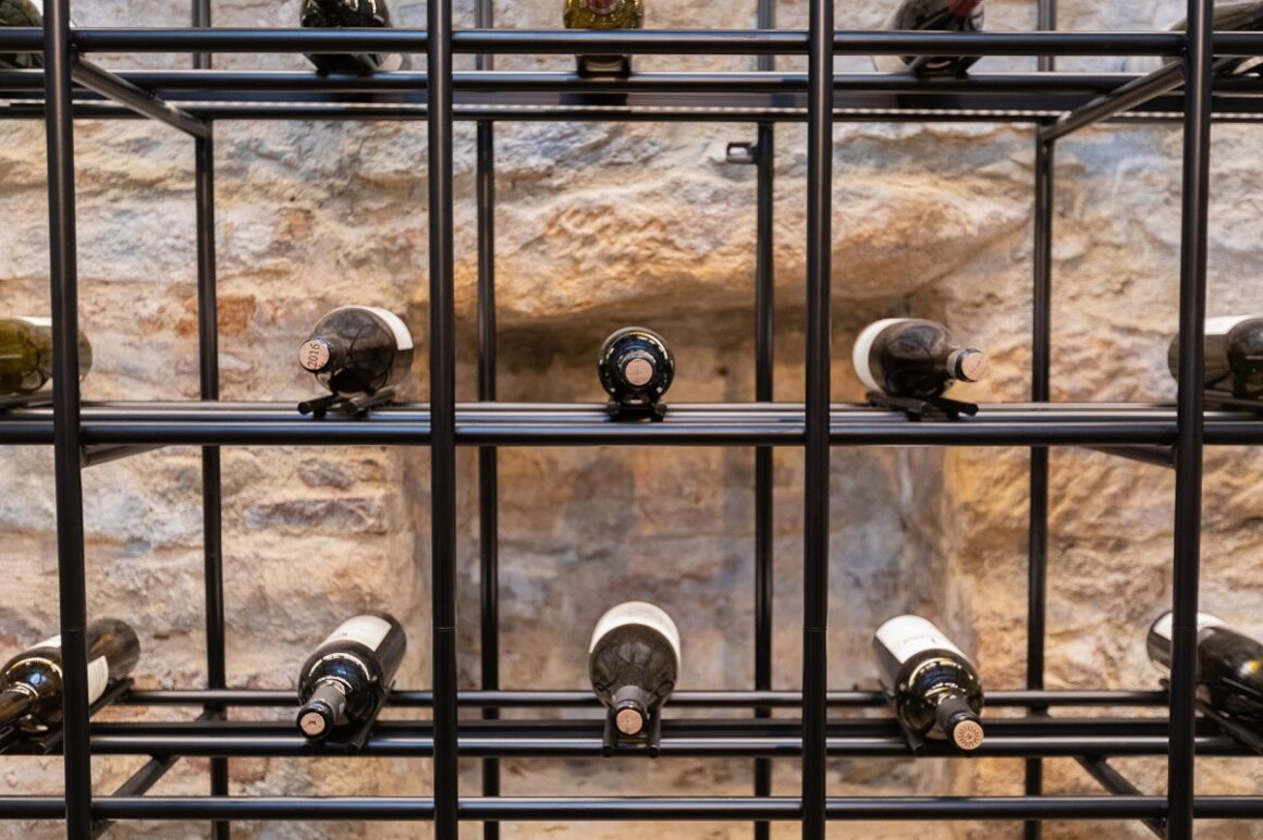 rafturi metalice cu sticle de vin
