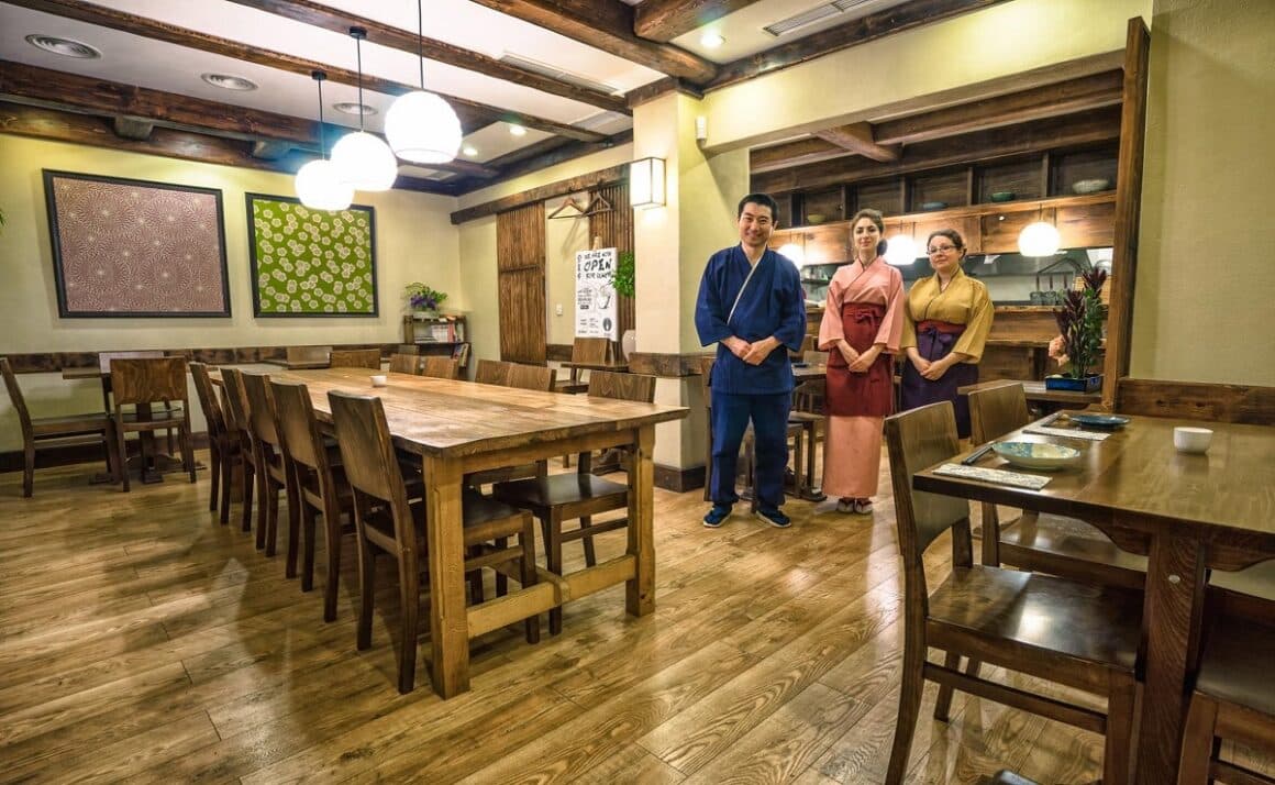 3 persoane in costume traditionale japoneze din restaurant Yuki, amenajat in stil japonez - restaurante japoneze București