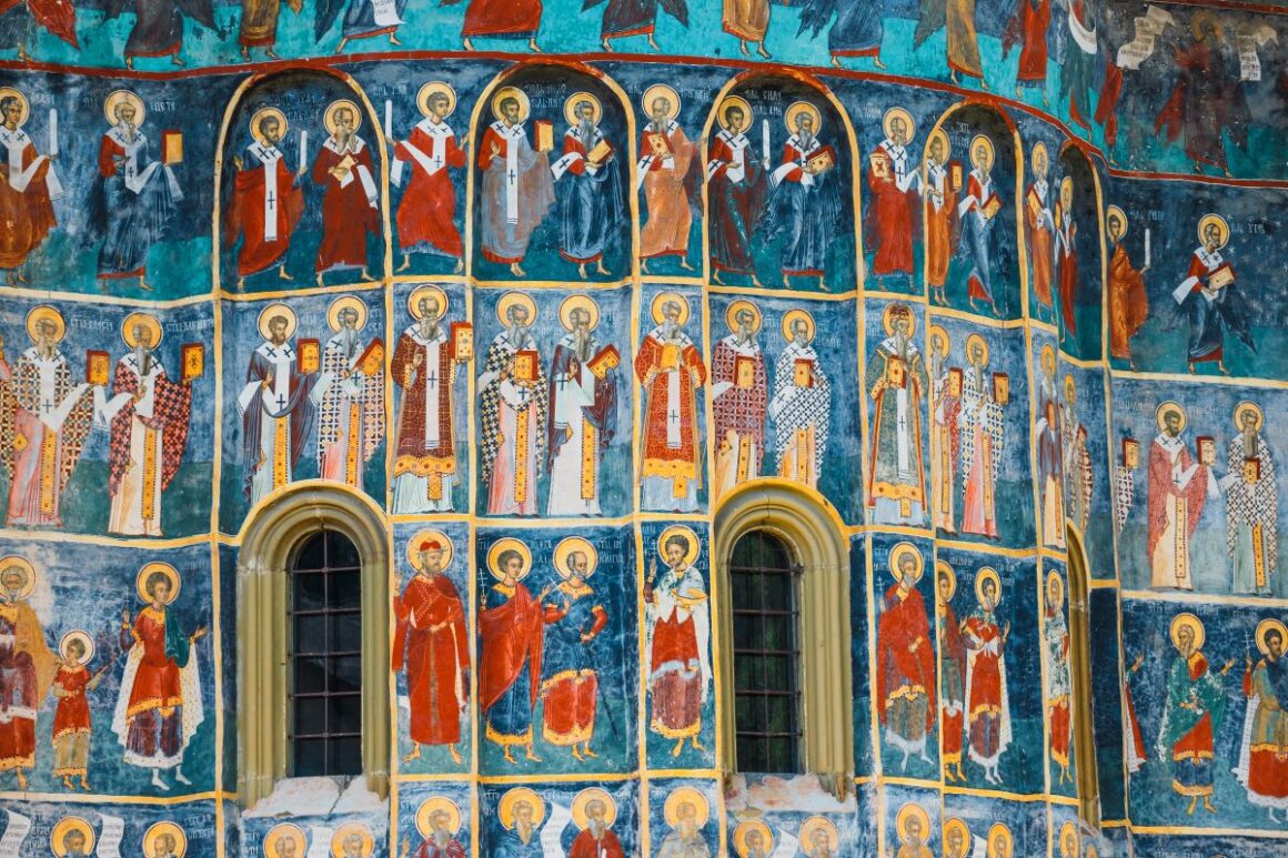 frescele pictate pe mănăstirea voroneț, cu albastrul distinctiv.