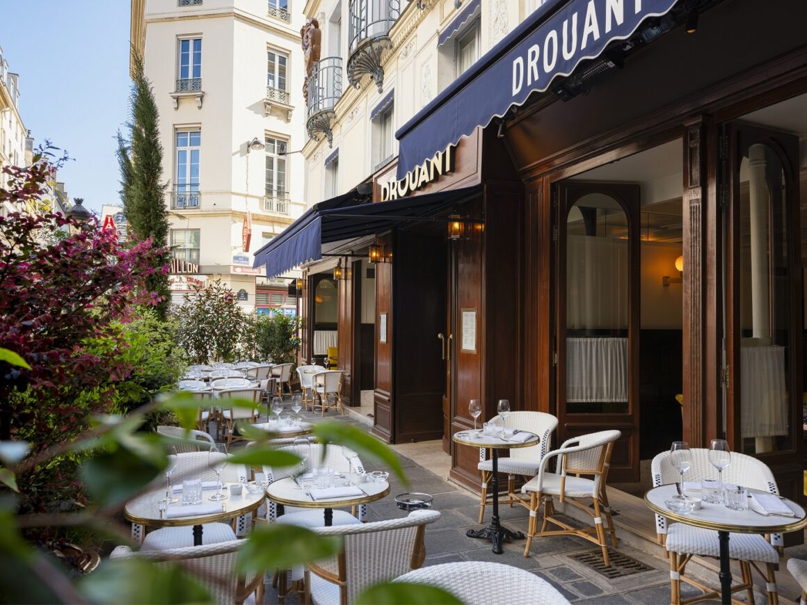 Terasa eleganta a restaurantului Drouant, restaurant faimos in apropiere de Louvre. Restaurante din Paris aproape de atracíile turistice