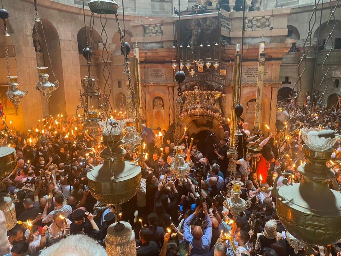 Paștele la Ierusalim: interiorul bisericii vechi din ierusalim, in timpul procesiunii de pasti. 