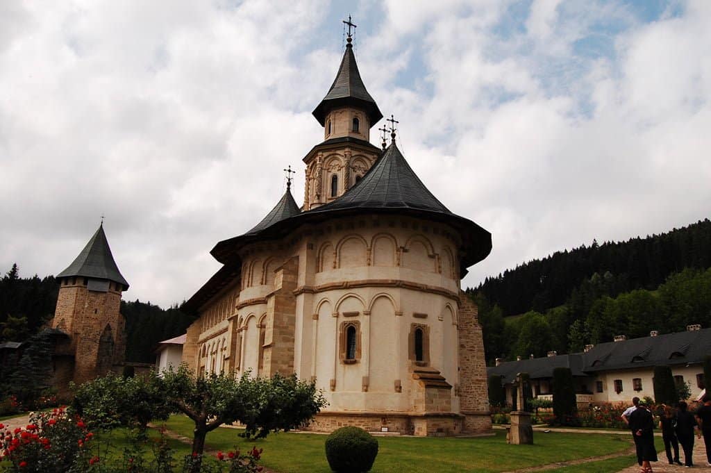 exteriorul manastirii putna