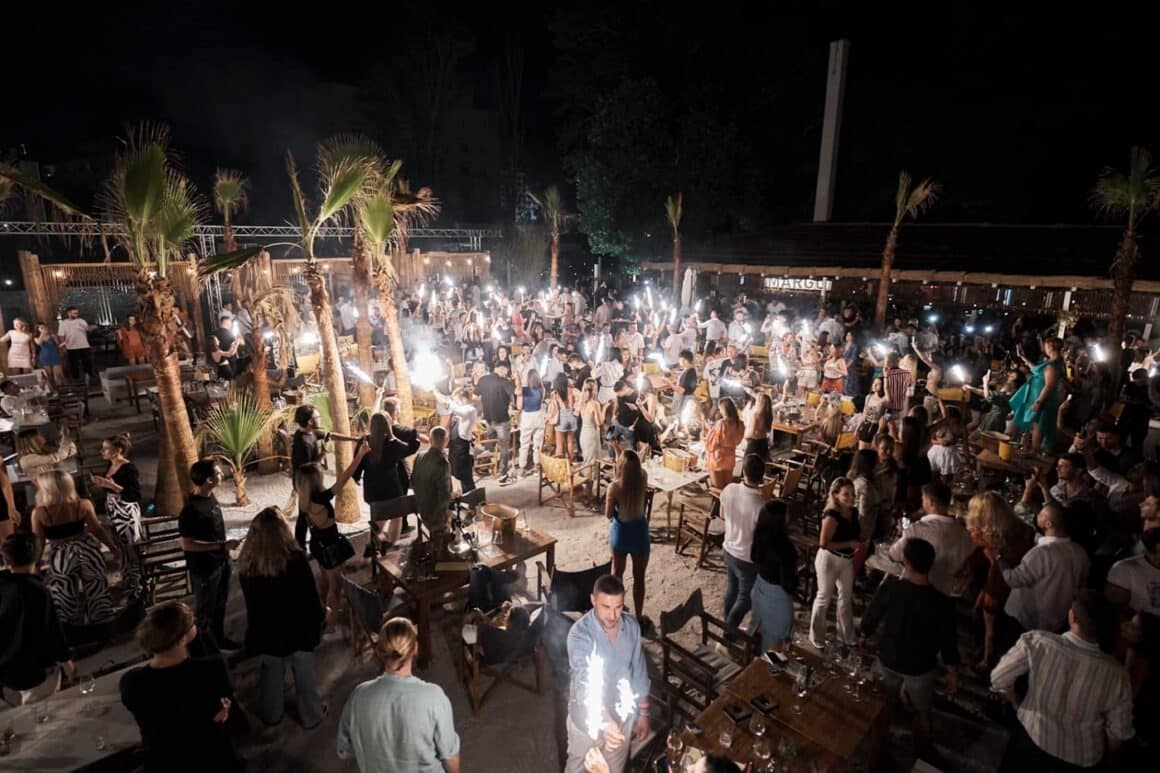 petrecere seara, cu o multime de oameni care se distreaza, pe terasa La Nueva Cucaracha, de 1 Mai la mare în Mamaia
