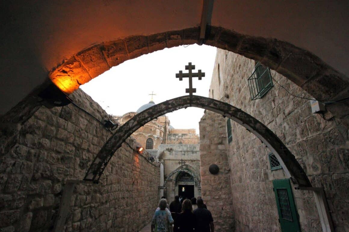 Paștele la Ierusalim: O PARTE DIN VIA DOLOROSA DIN JERUSALIM, FLANCATA DE CLADIRI VECHI DE PIATRA