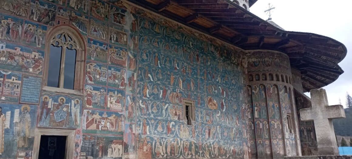 frescele pictate pe mănăstirea voroneț, cu albastrul distinctiv.