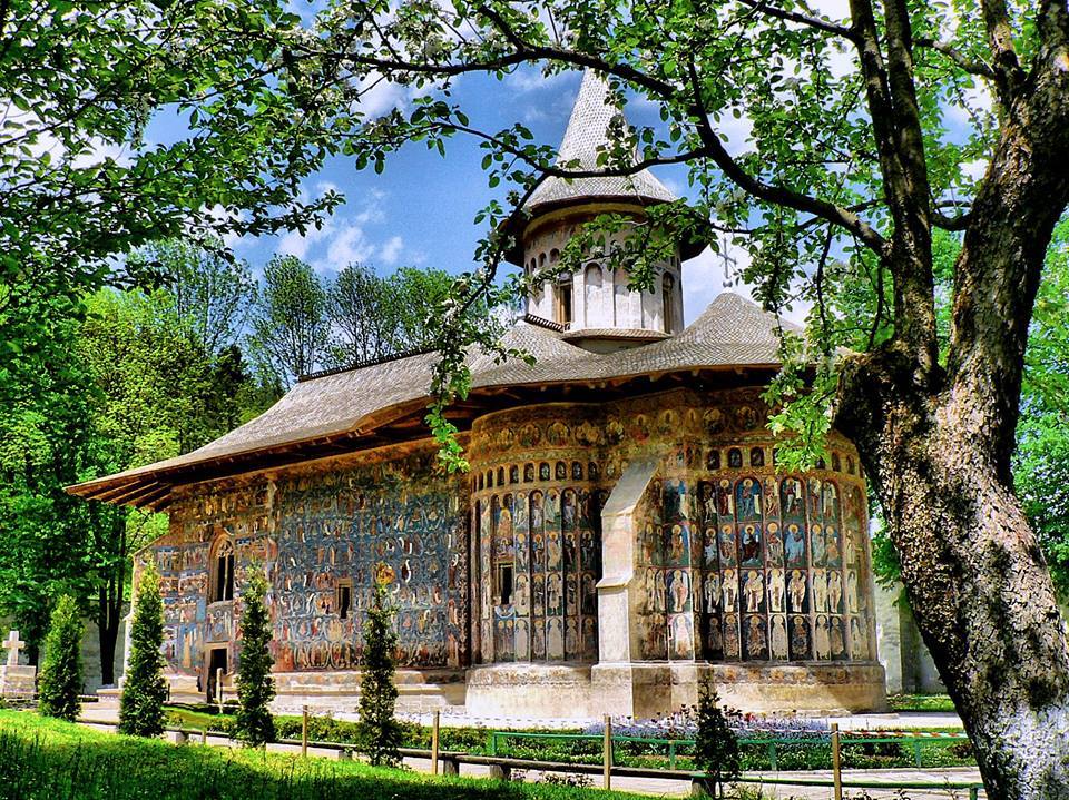 exteriorul mănăstirii voroneț, cu exteriorul pictat