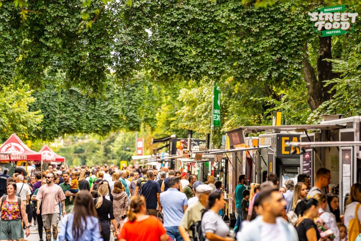 imagine de ansamblu cu Bd Kiseleff plin de oameni si pe laturi furgonete la de la Bucharest Street Food Festival 2023