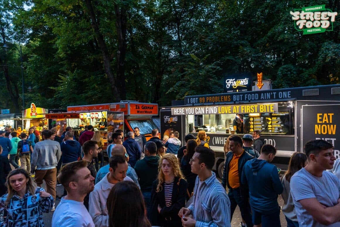 oamni care se plimba seara printre food truck-urile de la Bucharest Street Food Festival 2023