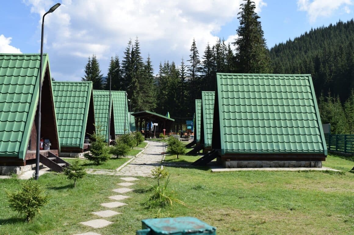 Casute cu acoperis verde,  la Capingul Zanoaga. Campinguri din România