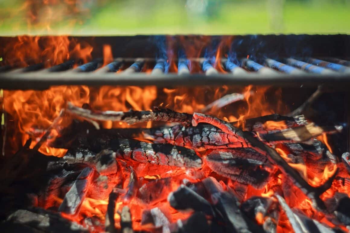 Close up cu un gratar cu carbuni incinsi si foc deschis