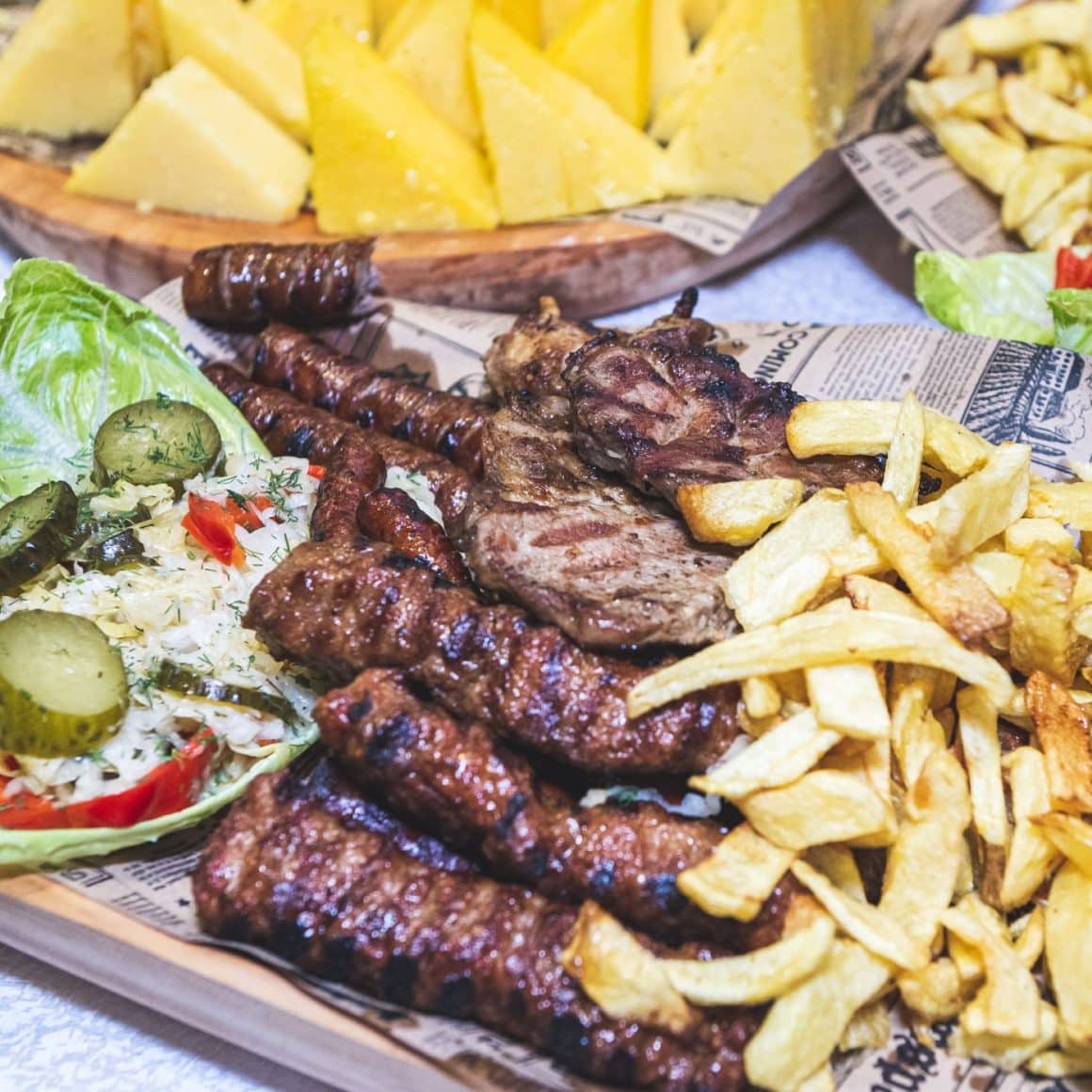 mici cu cartofi prajiti si salata de varză de la restaurant La Mama