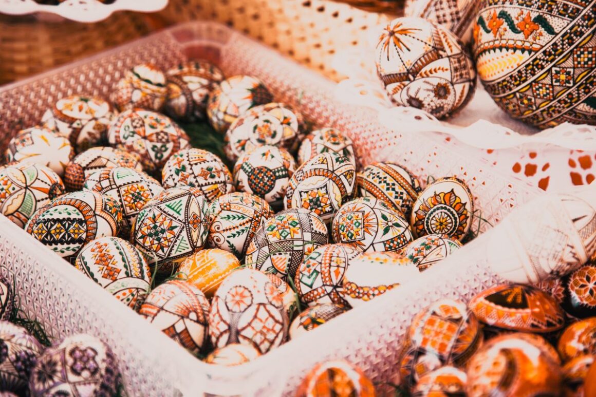 Paștele în Bucovina: un coș pătrat cu ouă încondeiate, specifice zonei buncovina