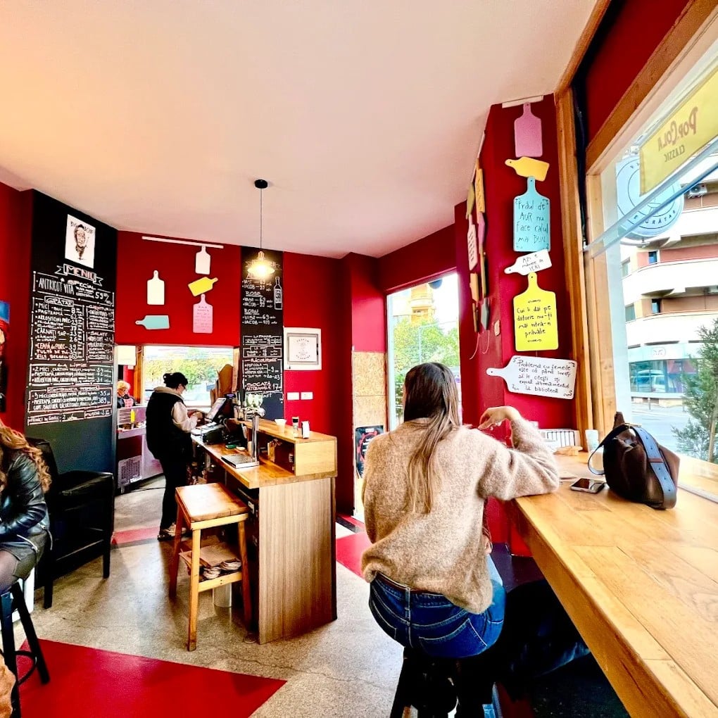 Oameni iau masa in ineterior la restaurant Parfum de Gărtar