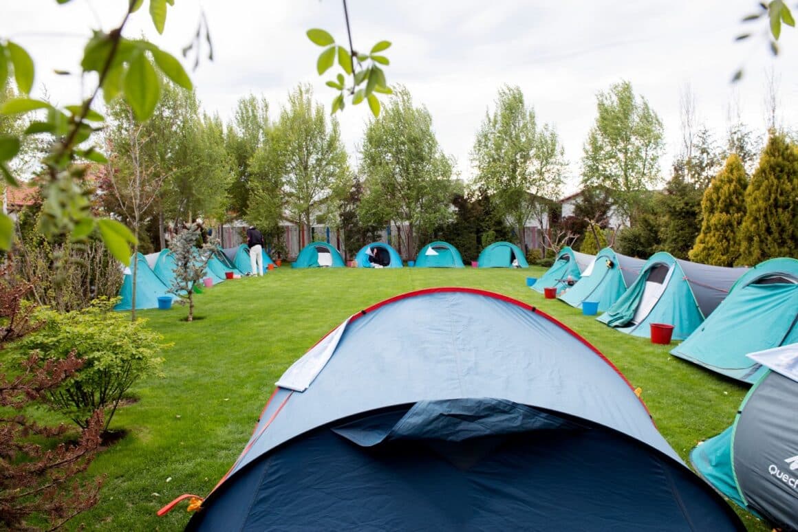 Mai multe corturi asezate in cerc pe un gazon de la Sandaladala Vama Veche. Campinguri din România
