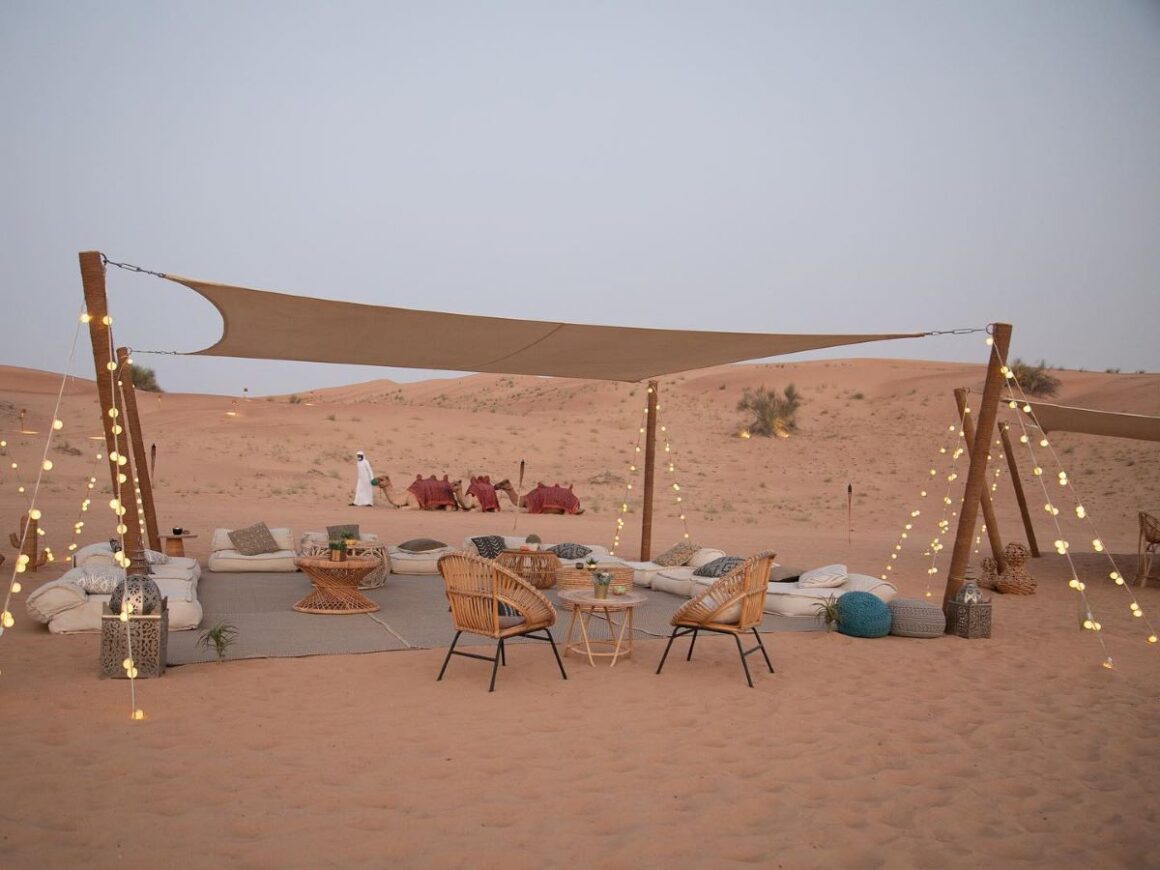 mese cu scaune din rachita si un cort alb in desertul Dubai. SOnara Camp. Top restaurante Dubai