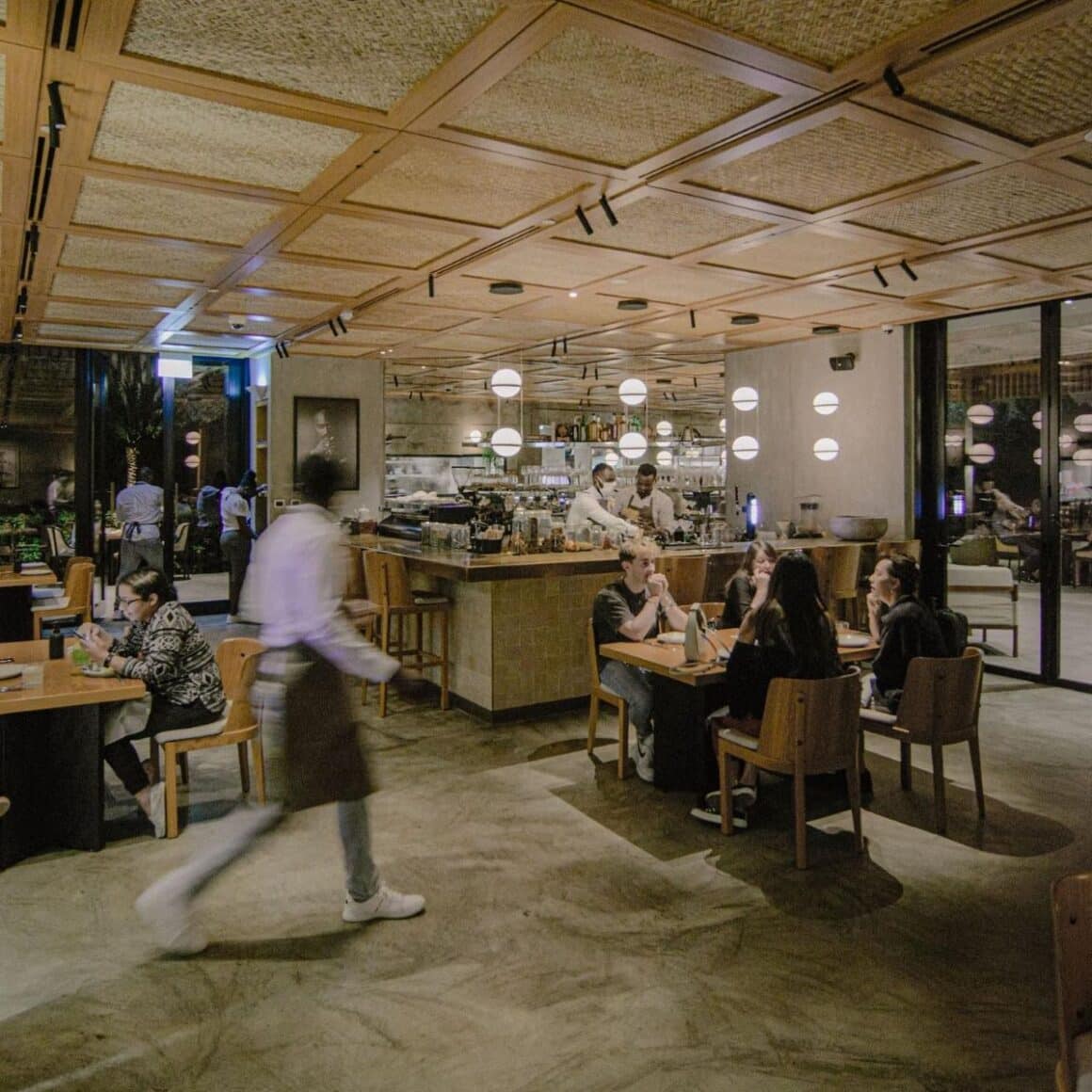 interiorul și barul restaurantului lowe din dubai