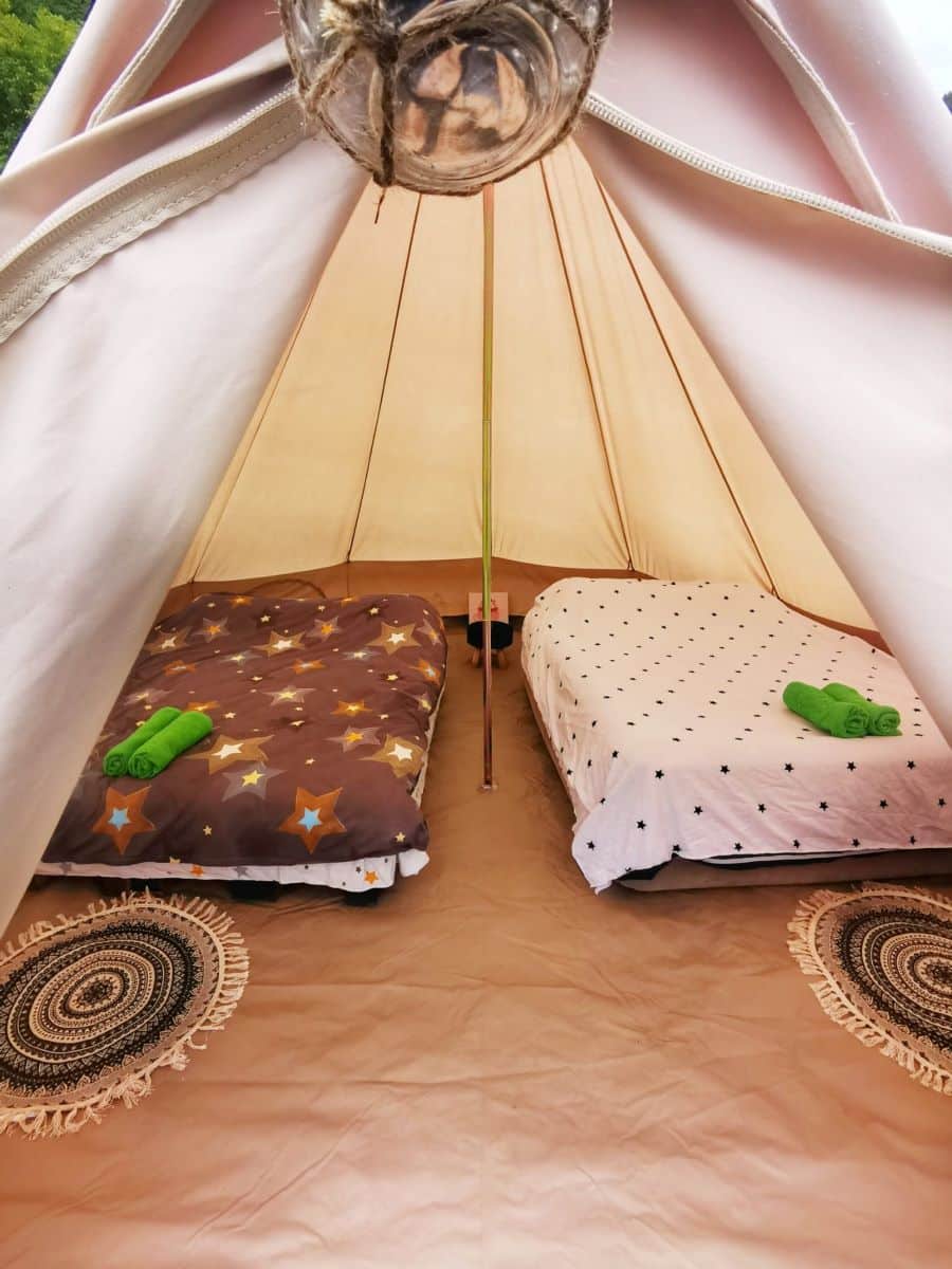 2 paturi in corturile de glamping de la Brezoi