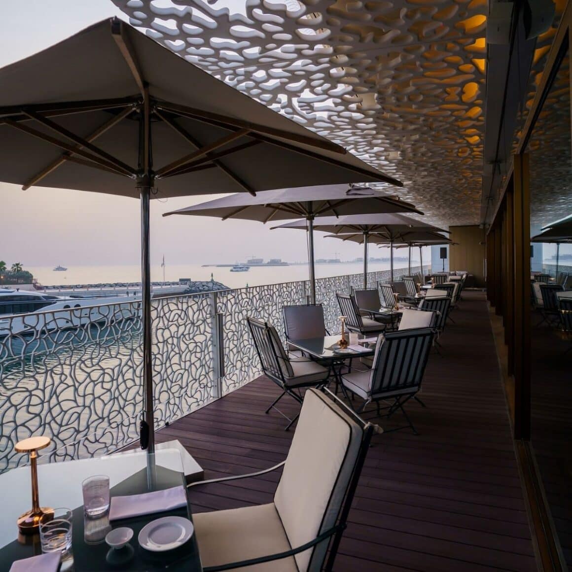 terasa restaurantrului niko romito din dubai cu umbrelute si mese. Top restaurante Dubai