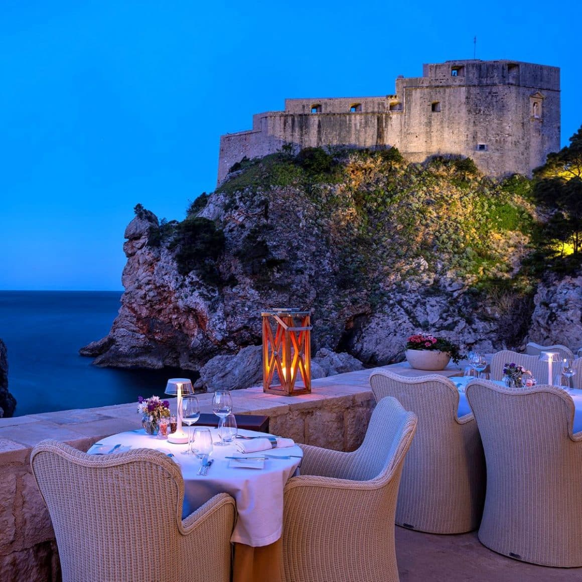 Terasa restaurantului Nautika, pe maulul apei, fotografiat seara. Unde am mâncat în Dubrovnik