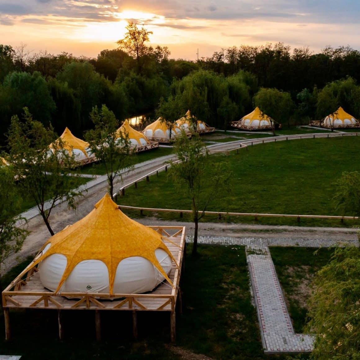 compelx de glamping în România la a Zaga Zaga Sat, cu corturi de lux cu acoperis galben