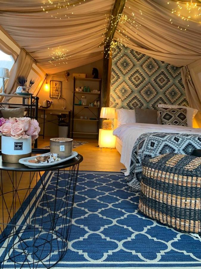 interiorul unui cort de glamping de lux, mobilat si decorat frumos, laLuxury Lake House & Glamping Teșila
