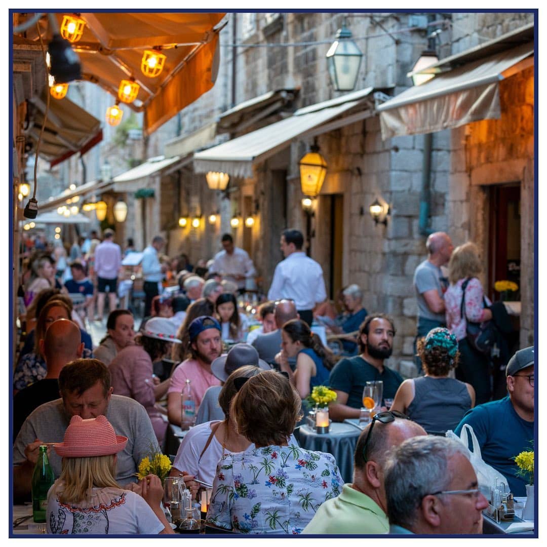 Terasa restaurantului Dalmatino, unde am mâncat în Dubrovnik risottio negru