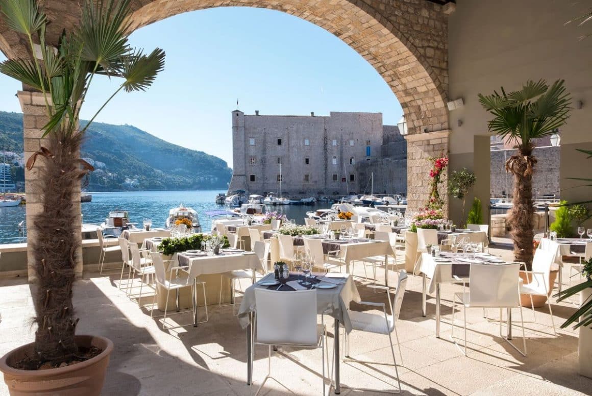Terasa restaurantului Gradska Kavana Arsenal, pe maulul apei, unde am mâncat în Dubrovnik