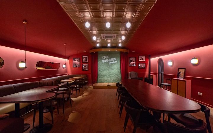 interiorul barului Animaletto House din Bucuresti, cu pereți roșii și mobilier din lemn masiv