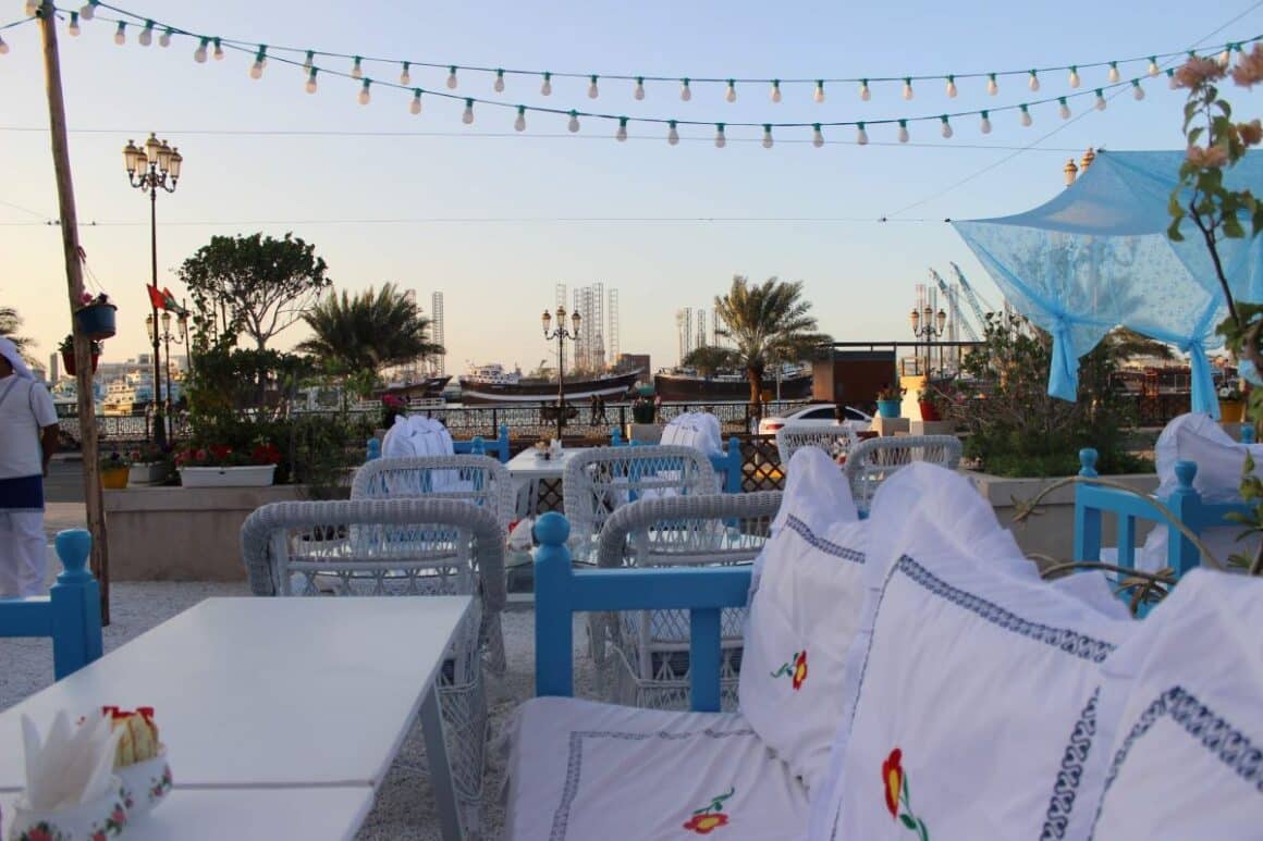 canapele albe si scaune albastre pe terasa la Arabian Tea House din Dubai