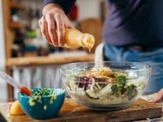 10 dressinguri pentru salate, gata cât ai bate din palme