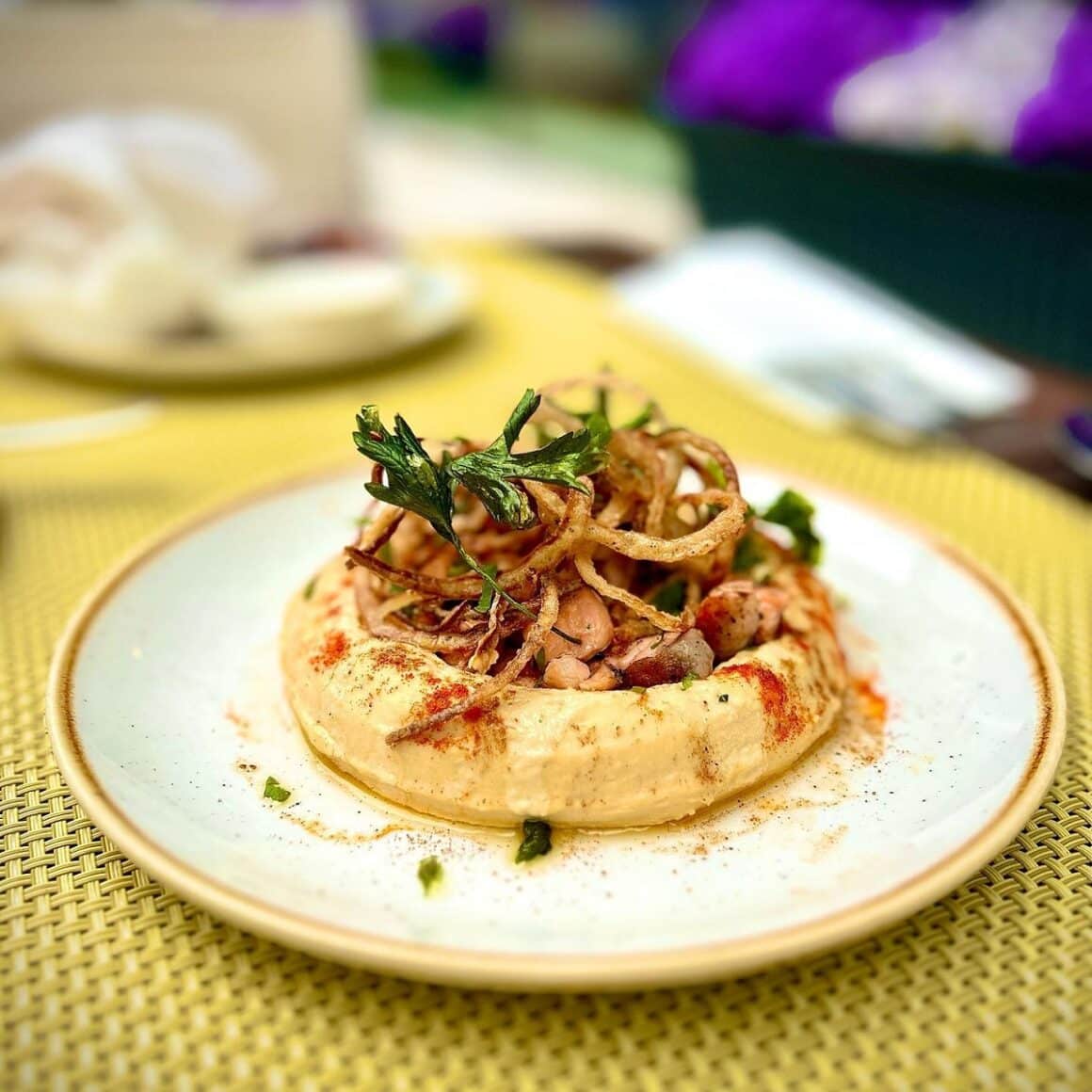 Hummusul în combinații inedite, cu omon și ceapă crocantă, de la restaurant Sharkia