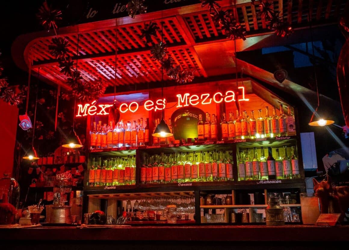 Bar din mexic plin de stilce de tequila și mezcal.