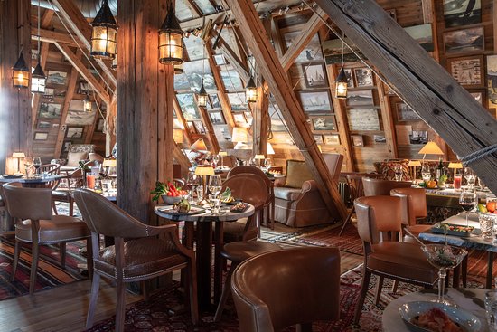 interiorul din lemn istoric cu mobilier antic al sky barului la muna din Zurich