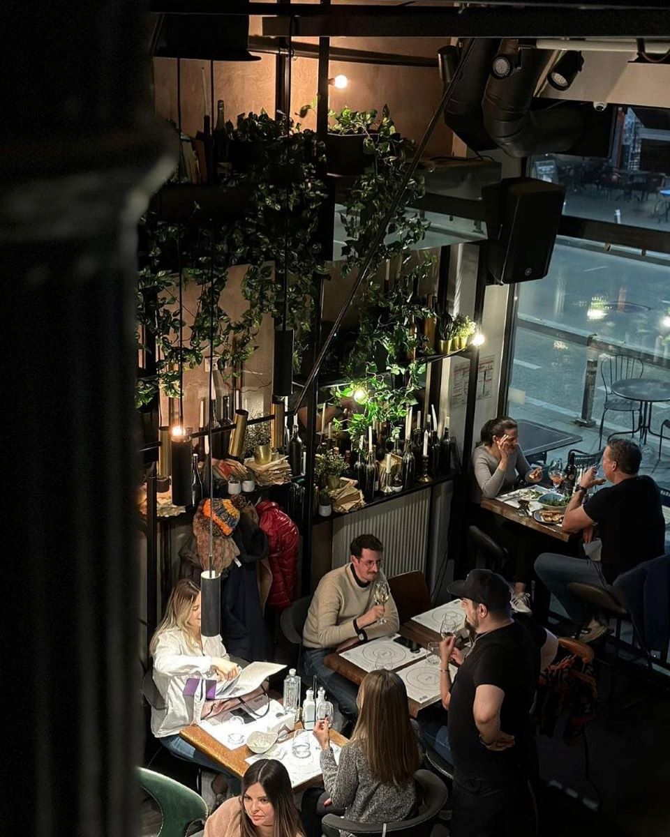fotografie d esus, de ansamblu, cu oameni care iau masa la interior la Noa Restoclub
