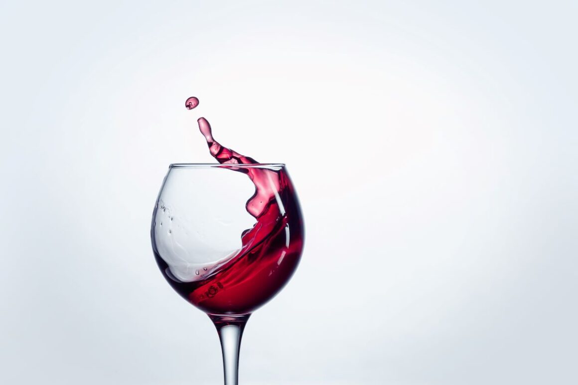 prim plan cu un pahar de vin roșu stilizat