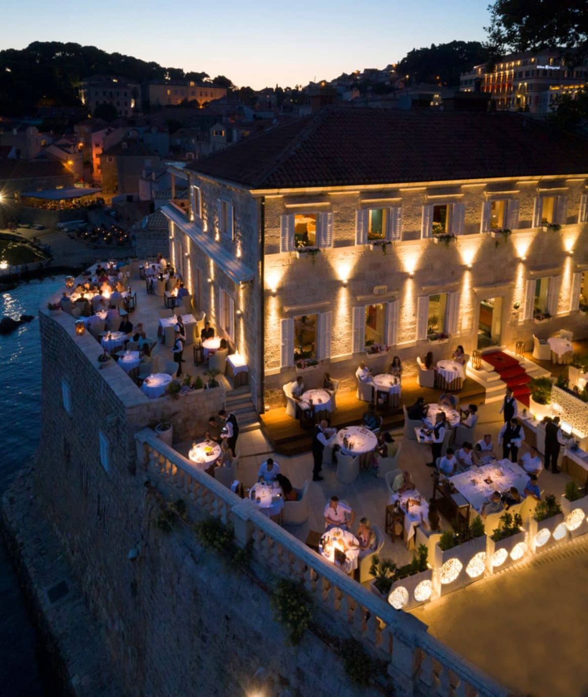 Terasa restaurantului Nautika, pe maulul apei, fotografiat seara. Unde am mâncat în Dubrovnik