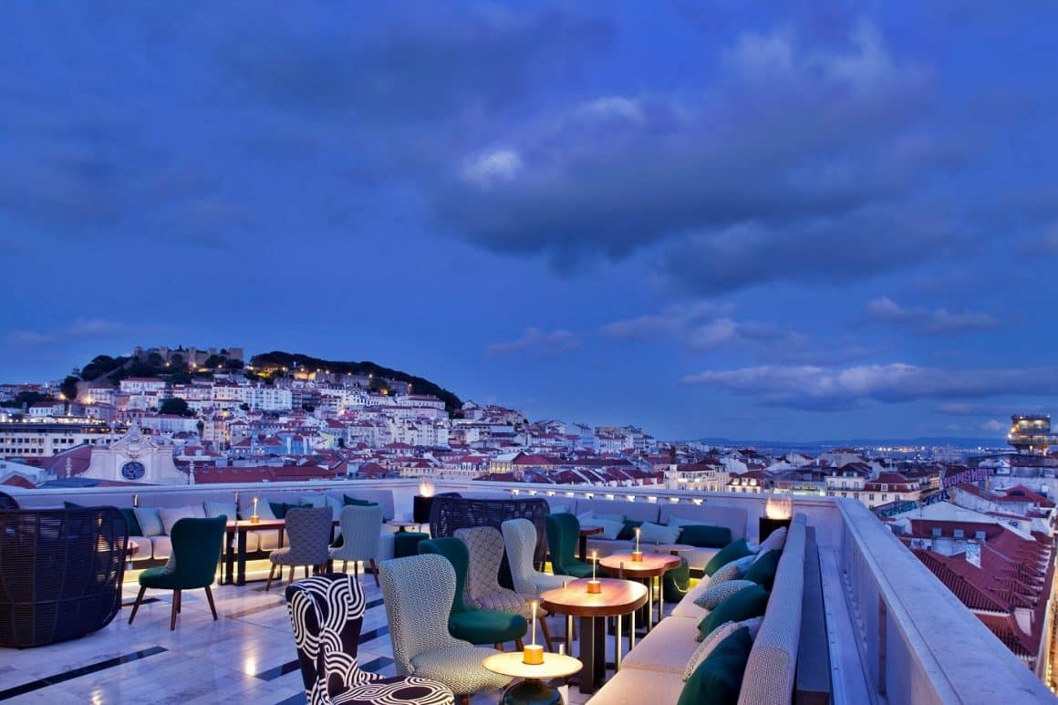 ROSSIO GASTROBAR din Lisabona, fotografiat seara pe terasa cu priveliste la intregul oras. Sky baruri spectaculoase