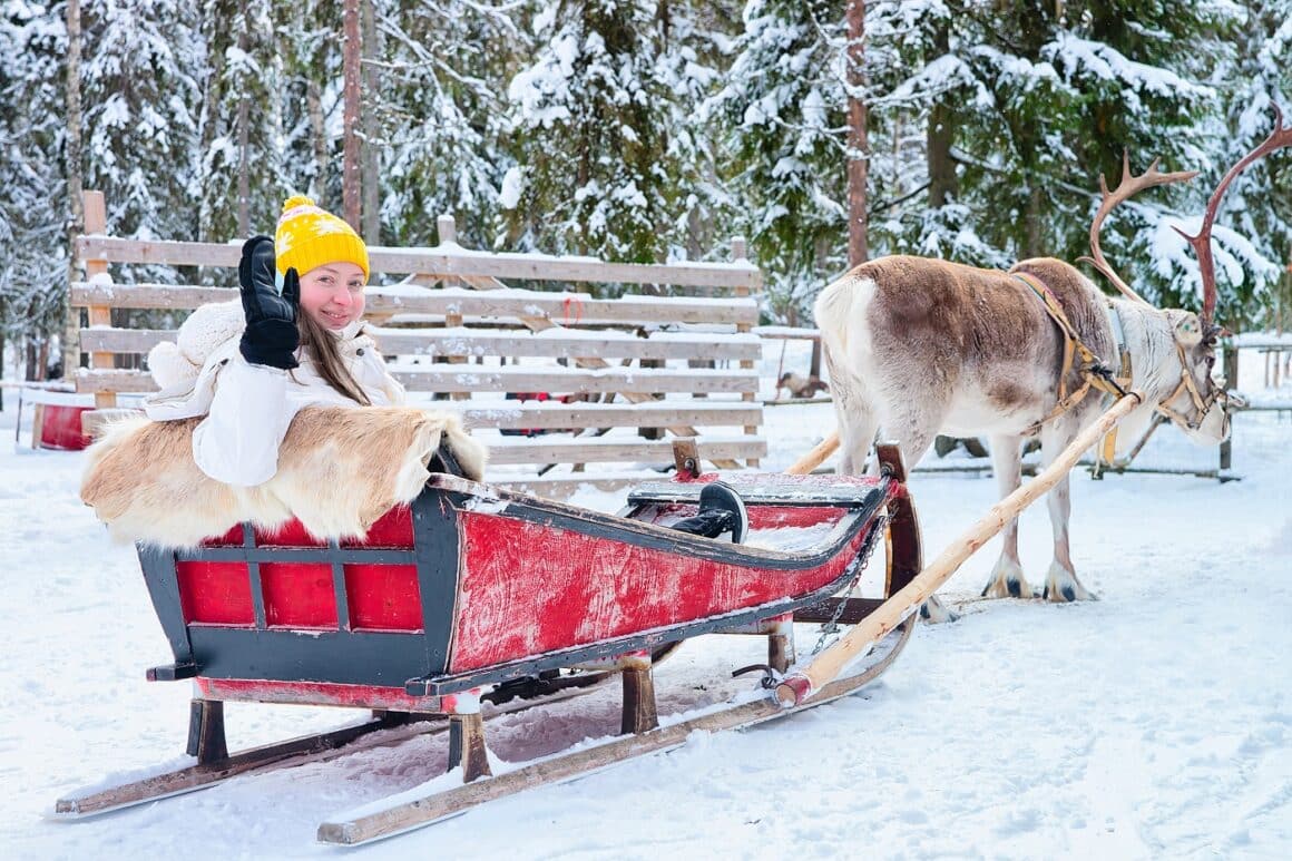 fata in sanie trasa de ren in Satul lui Moș Crăciun Rovaniemi