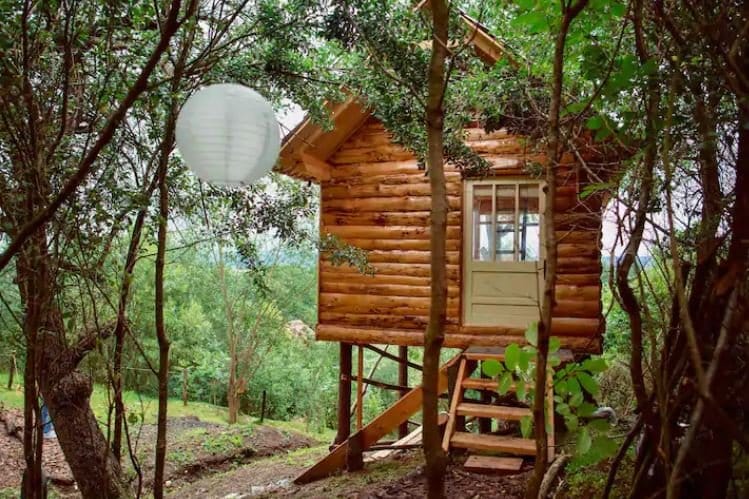 Transylvania Treehouse, cabanuta mica din lemn, suspendata
