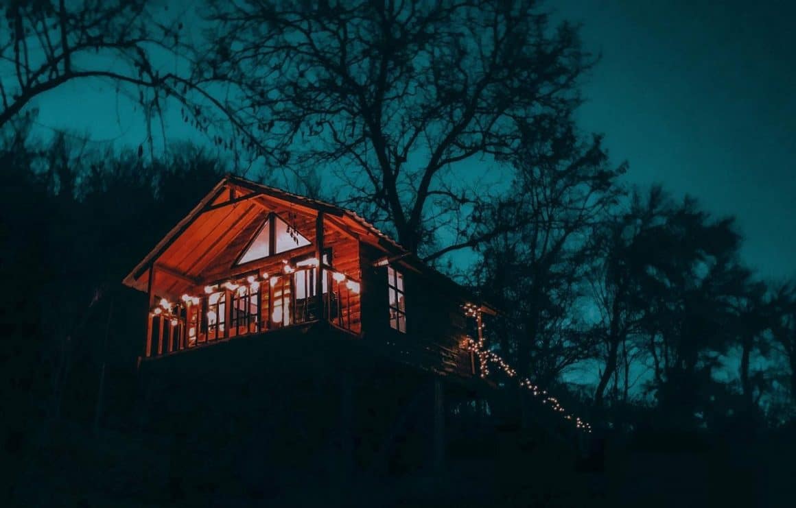 Căsuțe în copac - Transylvania Loft Treehouse fotografiata seara, cu luminile aprinse