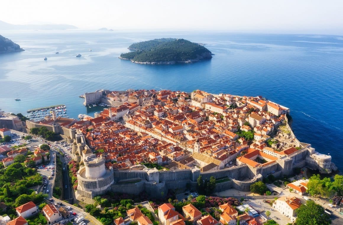 Orasul Dubrovnik din Croatia vazut de sus mai multe case cu acoperis portocaliu și portul in dreapta. Unde am mâncat în Dubrovnik