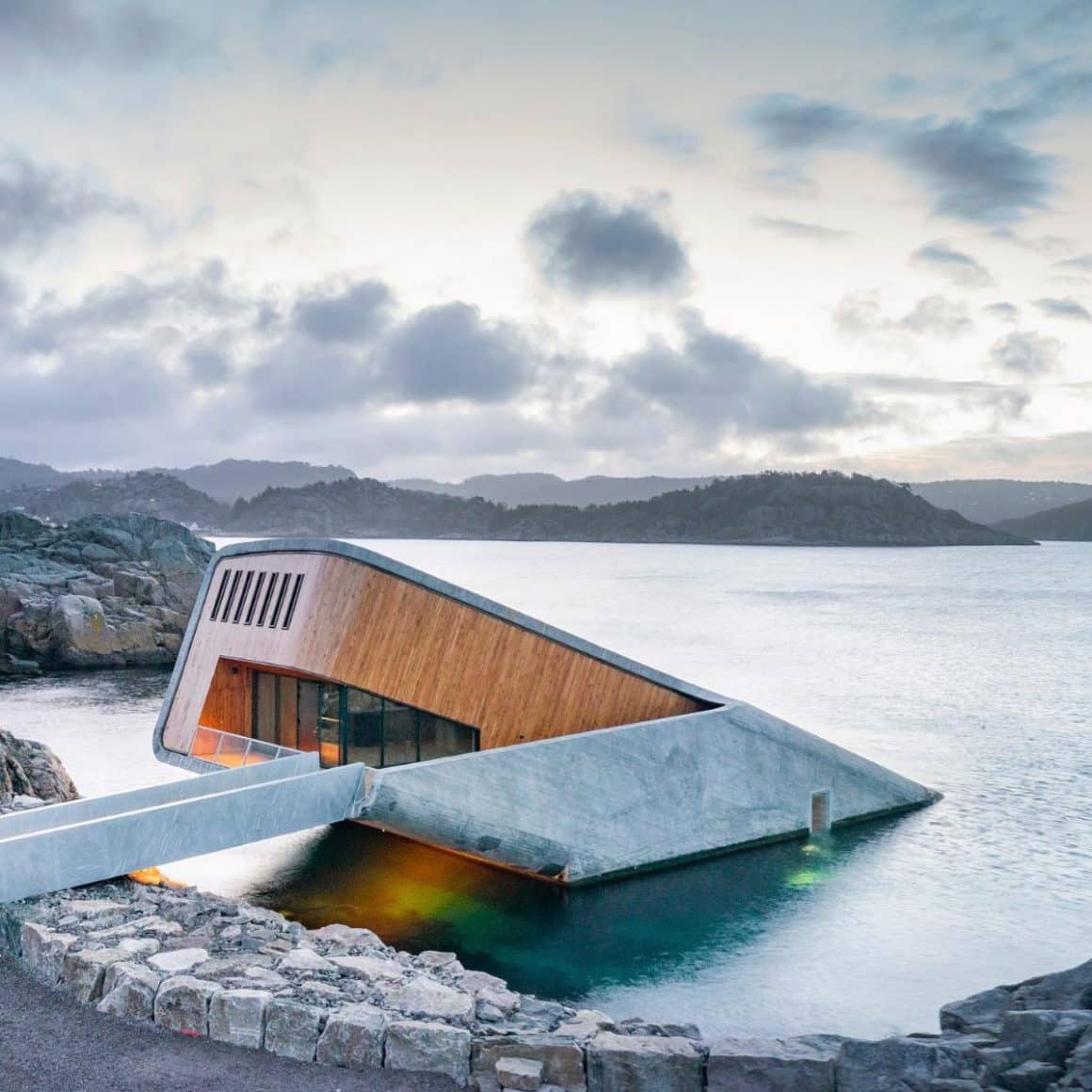 un restaurant atipic este construit astfel încat sa para ca se scufunda în mare