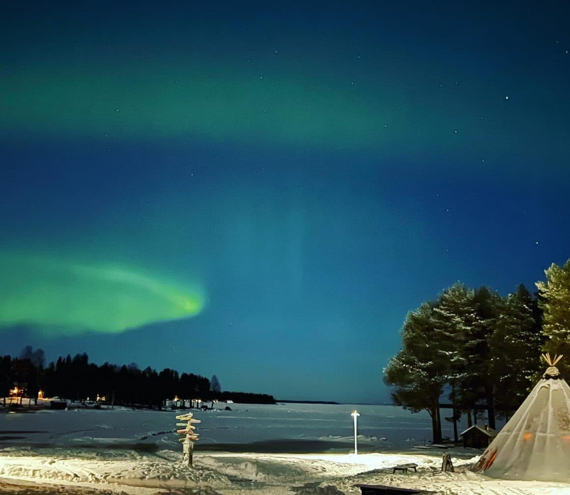 luminile nordului se văd deasupra unui resort din suedia