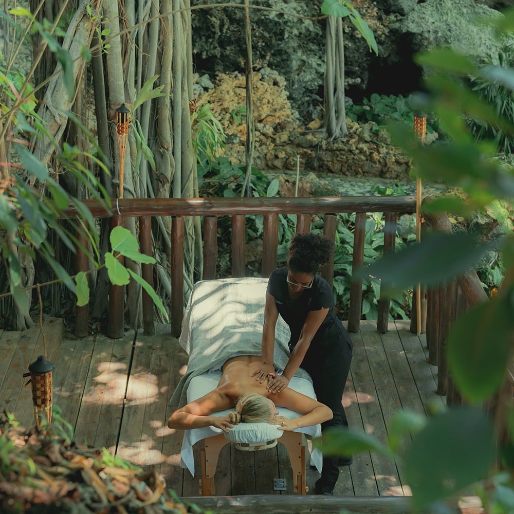 femeie care face masaj in mijlocul naturiii la resort Eden Roc Cap Cana