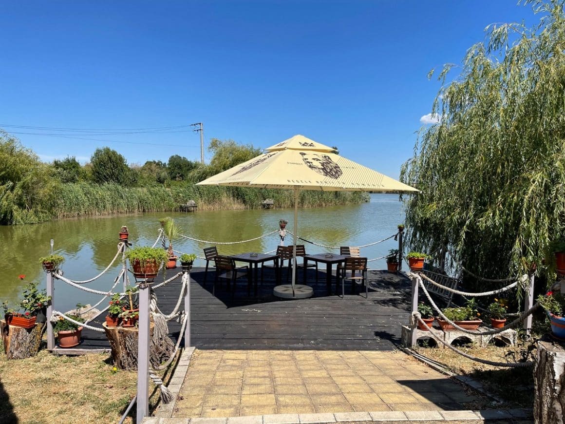 Restaurant Lacul Racilor - mese asezate pe ponton, langa lac